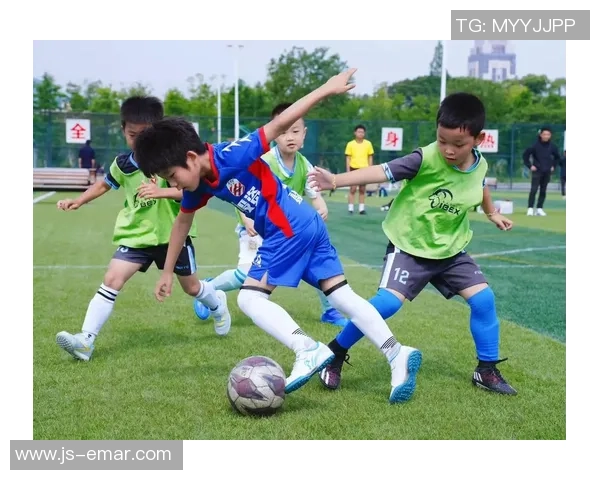 抖球足球带你领略激情四溢的绿茵场景与精彩绝伦的比赛瞬间