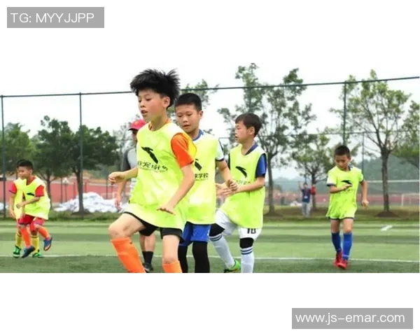 足球罗颖的精彩瞬间与成长历程揭秘,展现她在绿茵场上的不凡魅力与奋斗精神