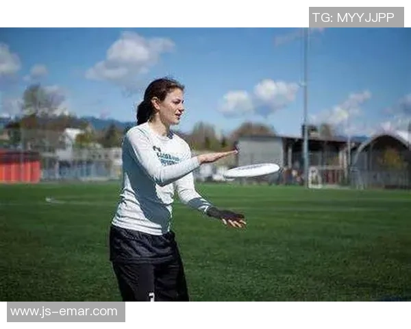 飞盘竞技的魅力与挑战：探索北京飞盘队的反击战术与团队精神